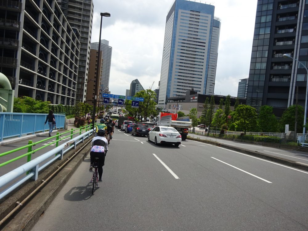 東京の市街地をBikeFriday15台が走る