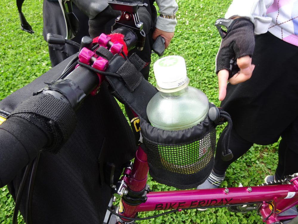 BikeFridayハンドルに取り付けるペットボトルホルダー