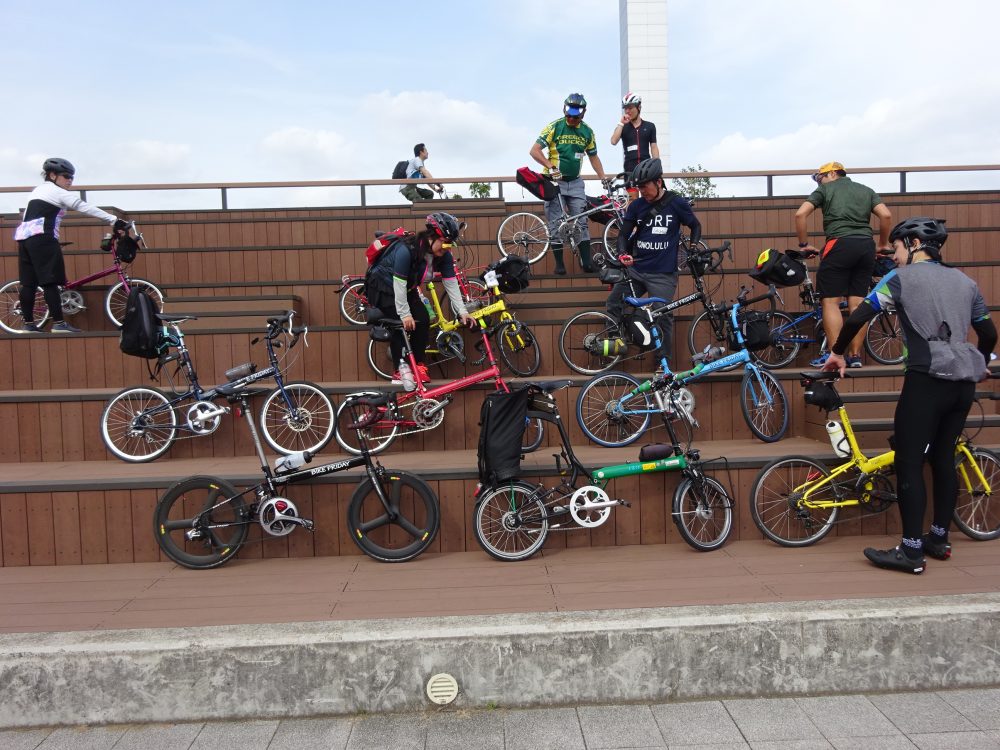 豊洲市場でBikeFriday１５台の撮影会階段に並べます