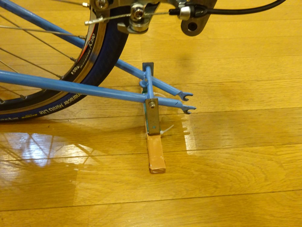 アルミ金具で作ったBikeFriday輪行時転倒防止