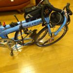 輪行袋無し、倒れずにBikeFridayを運ぶアイディアを試しています