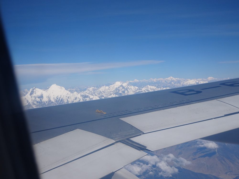 飛行機前方にはさらに高い山々が見えてきた