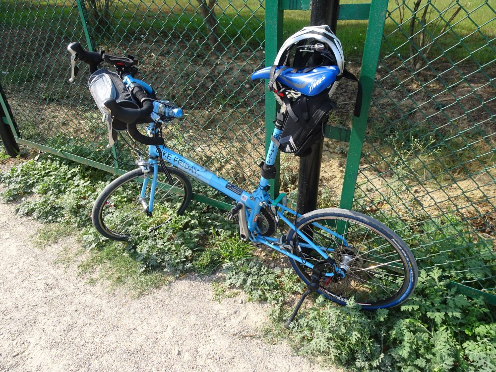 BikeFridayを駐輪して寺院へ