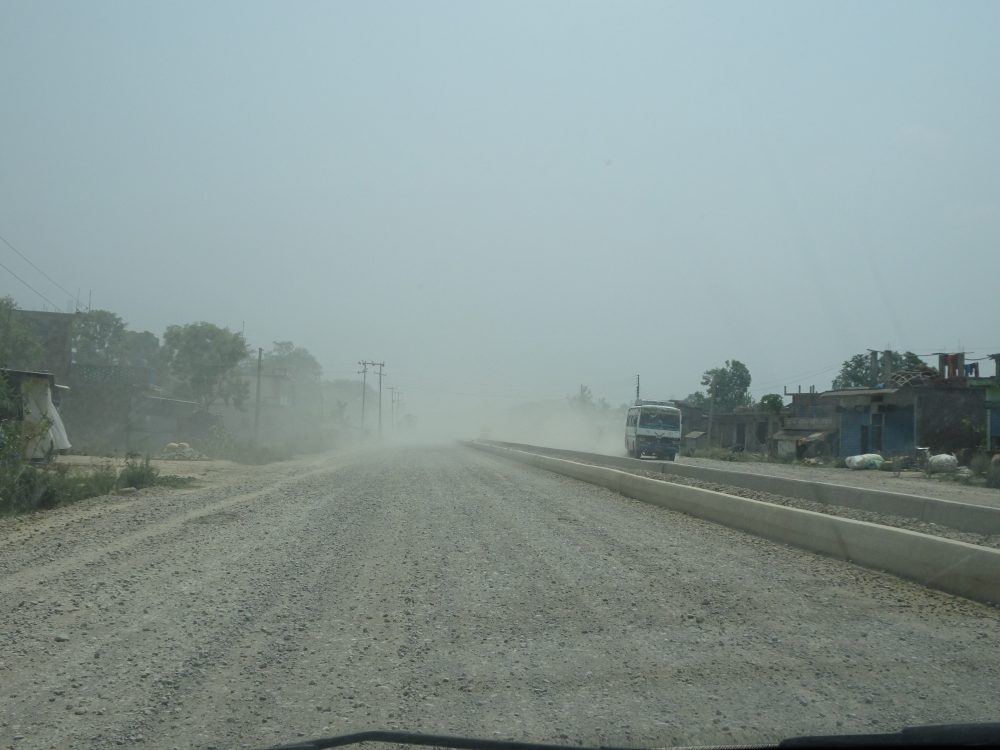 砂煙いっぱいの砂利道を走ってゴータマブッタ空港へ