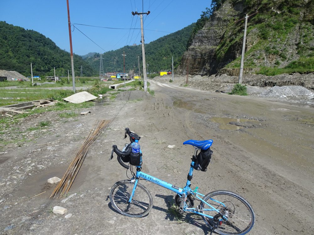 泥道、砂煙の道