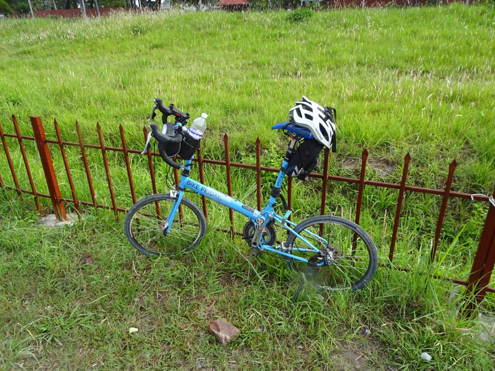 早朝、BikeFriday でカトマンズ空港国内線へ