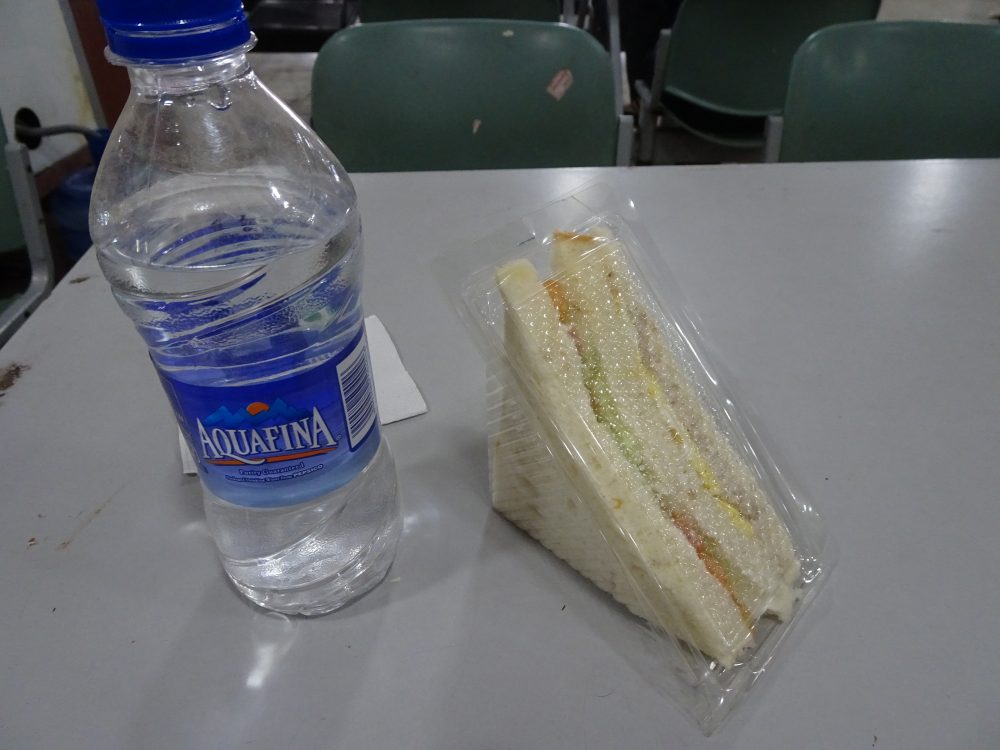 カトマンズ空港でサンドイッチ