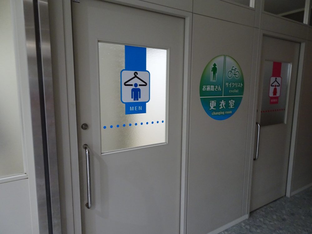 松山空港は更衣室や空気入れがあった