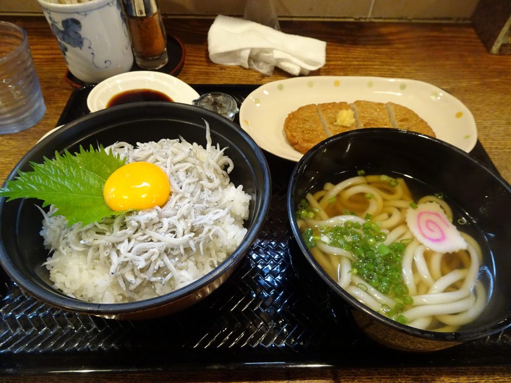 お昼のランチはシラス丼