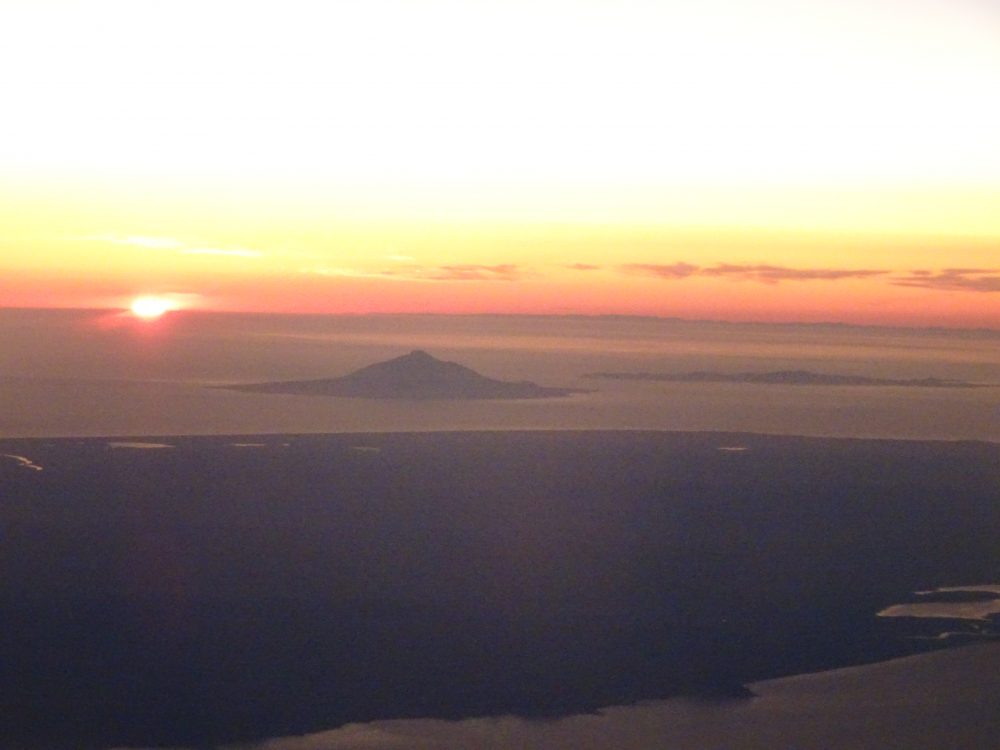 利尻礼文、機内からの夕日がきれい