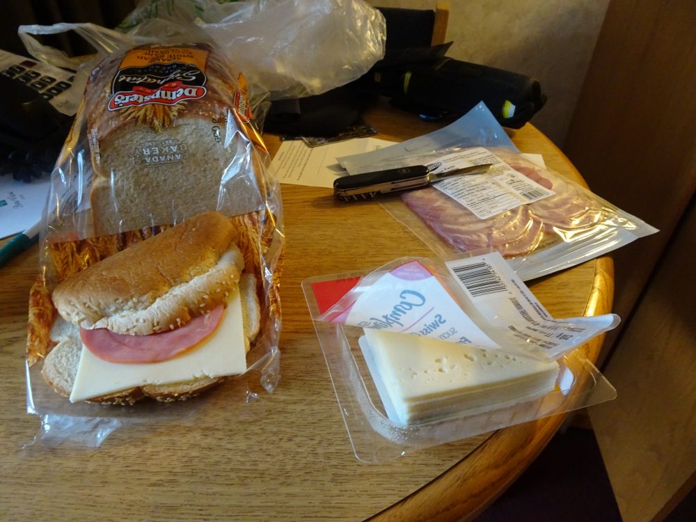 自前サンドイッチのランチ