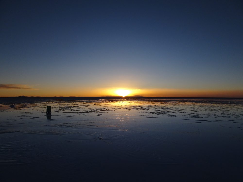 ウユニ塩湖の夕暮れ