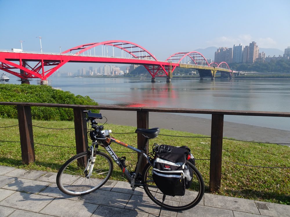 レンタサイクルで淡水川沿いをサイクリング