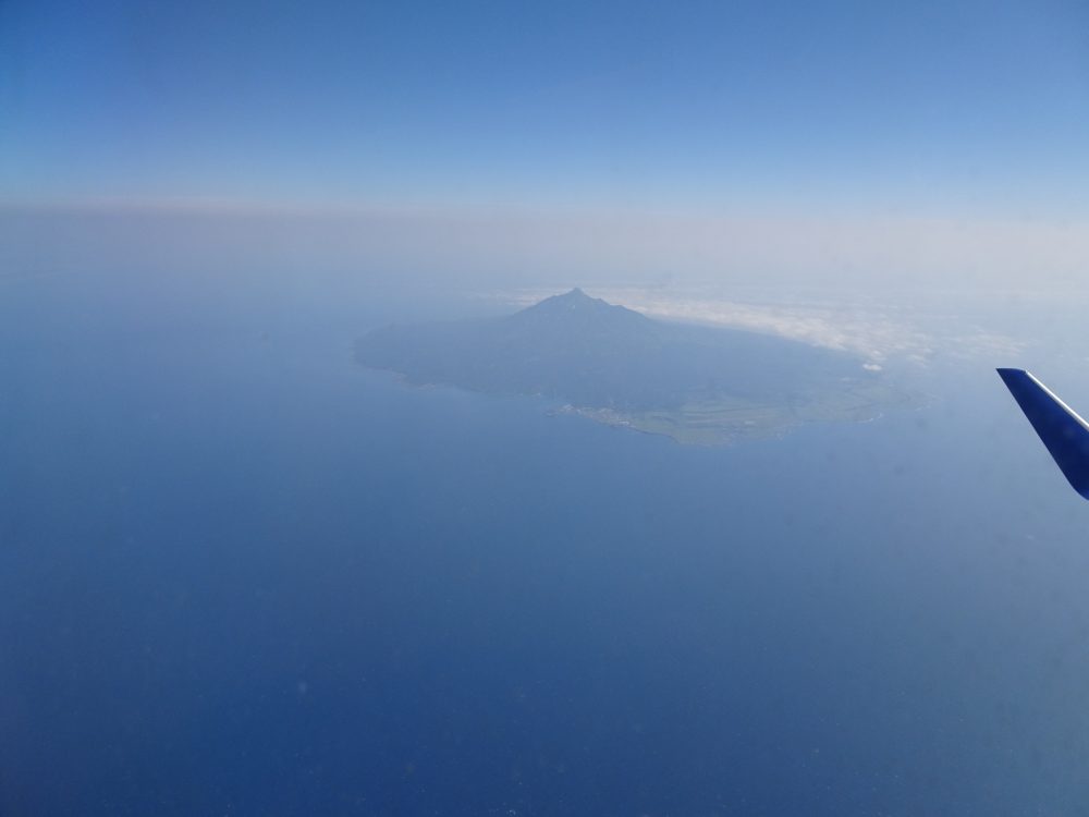 利尻空港と飛行機から見た利尻山