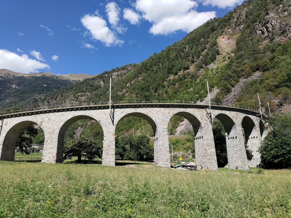 スイス登山鉄道を見ながらティラーノへ